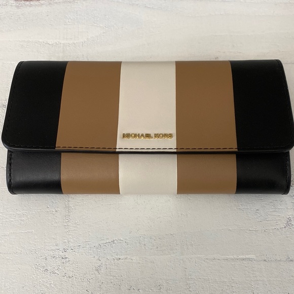 Michael Kors Clutch/Wallet - Picture 1 of 4